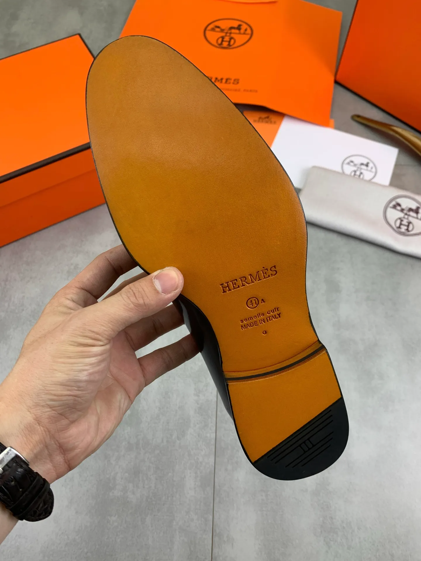 Factory price P980 💰💎💎💎 Original genuine leather outsole Brand: Hermès Grade: Same as the official website Original quality materials: Original soft calfskin Water-dyed cowhide lining Original Italian genuine leather outsole Style categories: Men's fashion Formal casual leather shoes Slip-on men's shoes series Young fashion European and American trends British style Code number: 39-45 (38.46 can be customized)